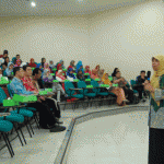 Pemateri Memberikan Ceramah dalam Stadium Generale Mahasiswa Baru Ekonomi Islam 2015