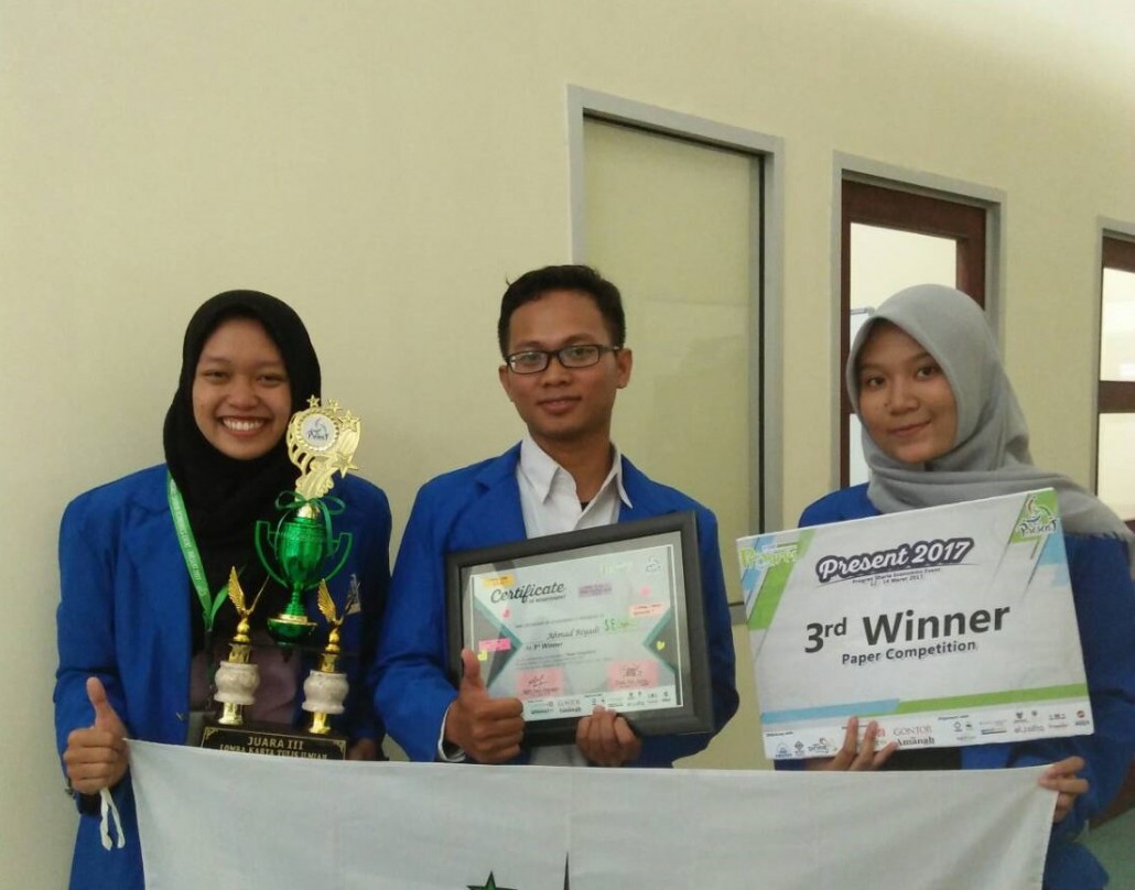 Ahmad Riyadi, Nadia Nur Ulfira, dan Nafis Husna Khoirunnisa berhasil meraih meraih Juara 3 Nasional Lomba Karya Tulis Ilmiah